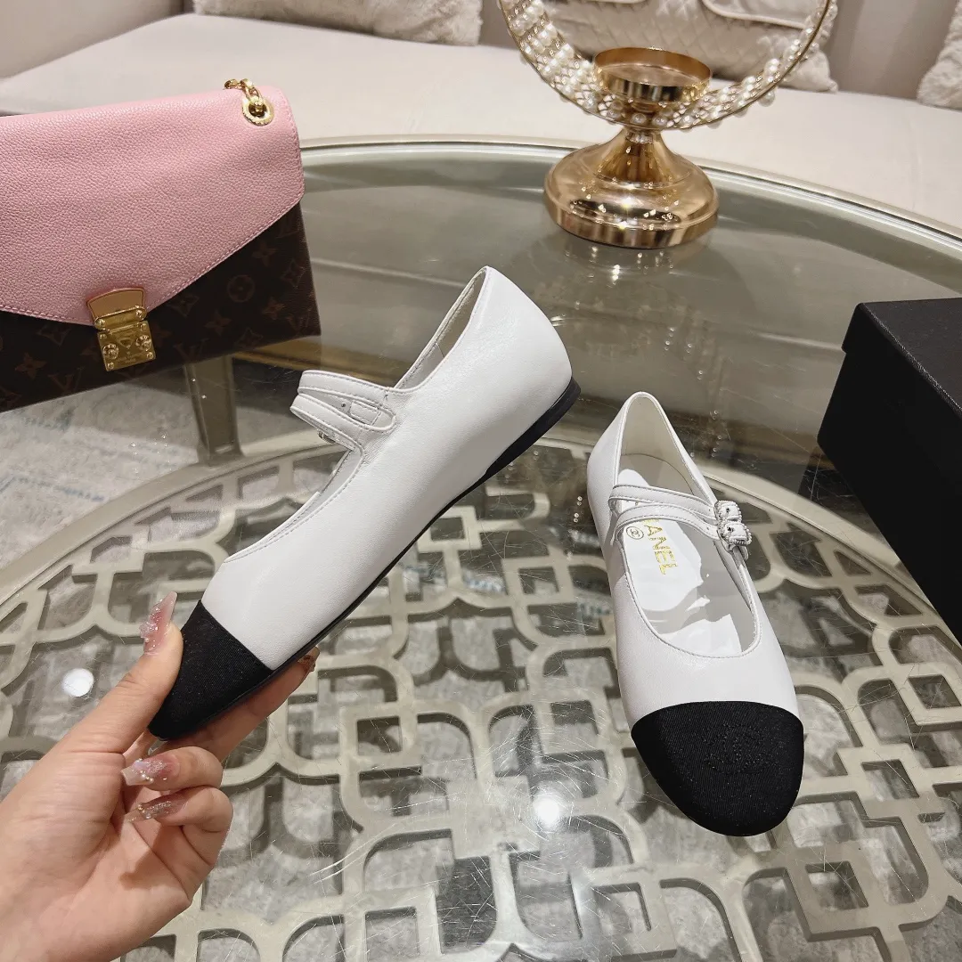 👟👟Ex-factory price 520👟👟 Women's Shoes Factory 𝐂𝐇𝐀𝐍𝐄𝐋 | Xiaoxiang 2025 Mary Jane Shoes Macaron Series ❤️ 2025 Spring and Summer New Xiaoxiang Mary Jane Shoes Series New〰 🍬 A must in the fashion circle, the matching will demonstrate meticulous minimalism Classic elements that will never fade away 💋 Show unique dressing style and it’s too beautiful to say anything. A must-have for summer... Upper: Sheepskin Lining: Sheepskin Outsole: Genuine leather sole Shoe size: 35-41 (40 and 41 customizations are non-refundable) Heel height: 1.5cm/6cm